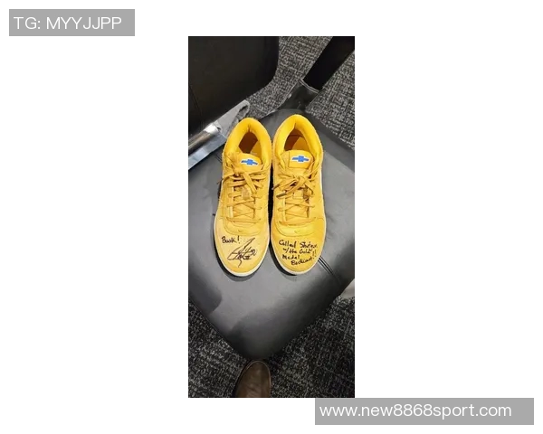 库里赛前训练穿上布克首款签名鞋Book1迎战太阳队展现默契配合