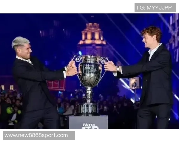 意大利国家队主帅斯帕莱蒂现场观赛ATP总决赛与冠军辛纳亲密合影