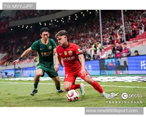 上海海港在中超联赛第29轮中以三球优势战胜浙江俱乐部绿城展现强劲实力 上海海港在中超联赛第29轮中以三球优势战胜浙江俱乐部绿城展现强劲实力